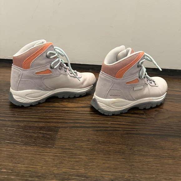 Columbia Women’s Newton Ridge Waterproof Hiking Boots Nimbus Grey / Coral Glow - Picture 8 of 11